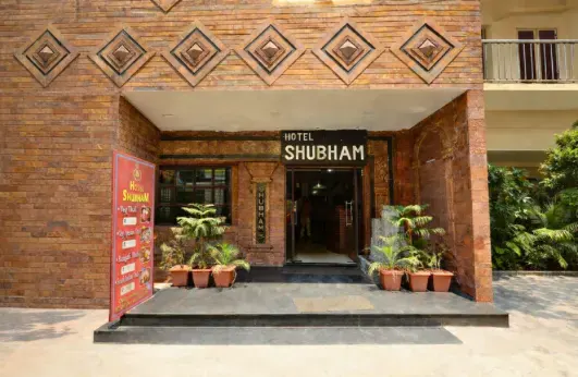 The hotel entrance and portico